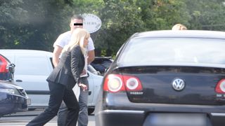 Elena Udrea alearga, pe tocuri, in mijlcoul drumului