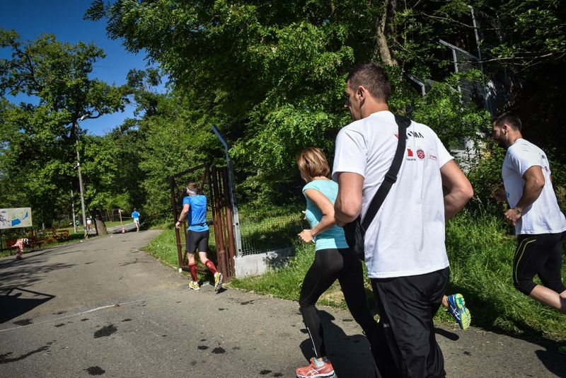 Barbatul a alergat permanent langa Carmen Iohannis