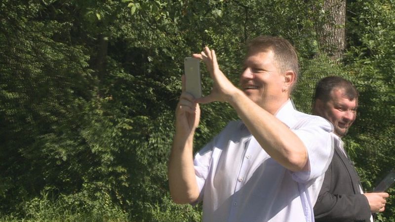 Presedintele Klaus Iohannis a facut poze cu telefonul