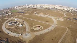 Da, este in Romania! Autoritatile au inaugurat un parc, dar acesta arata deplorabil! N-are arbori, iar lacul e plin cu mormoloci!