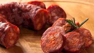 O femeie din Argentina a descoperit un prezervativ in interiorul unui chorizo: "Nu mai mananc in viata mea asa ceva!"