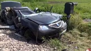 Accident mortal pe calea ferata. Doi barbati au murit dupa ce masina in care se aflau a fost spulberata de tren