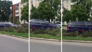 O soferita din Pitesti si-a parcat masina... in spatiul cu flori din mijlocul soselei!