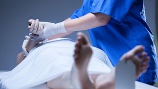 "Jaf la drumul mare la morga!" Un autopsier a fost extrem de nervos atunci cand a primit spaga o sticla de whiskey pentru a-si face treaba: "Asa ceva beau numai tractoristii"