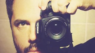 Fratele Paulei Seling a mai vandalizat o cladire din Baia Mare. "Are doua tumori cerebrale, trebuie gasita o solutie", spune cantareata