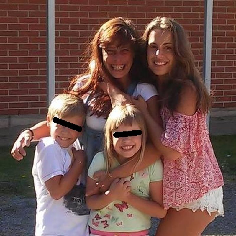 Camelia, alaturi de cei trei copii ai sai