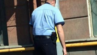 Un politist din Cluj, surprins intr-o ipostaza inedita! Ajuta o ratusca si puii ei sa traverseze strada