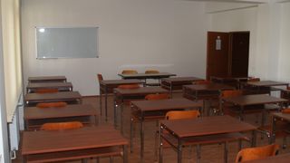 Trei elevi de la o şcoală din Capitală si un profesor au ajuns de urgenta la spital. "Li s-a facut rau din cauza caldurii, iar sala de clasa era neaeristita"