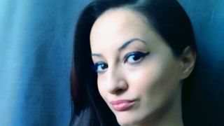 O tanara ranita la Colectiv s-a pozat cu bratele neacoperite! Urmele arsurilor se vad pe maini, pe gat, dar si pe cap