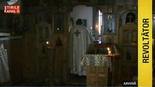 Preot din Iasi, filmat de amanta in ipostaze indecente. Enoriasii vor sa il alunge fiindca umbla dezbracat prin cluburi si fura din donatiile de la biserica