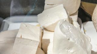 Tone de branza, carne de vita si peste, confiscate din Piata Obor din Capitala