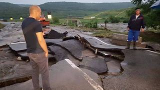 Drumul DE 581, distrus de viituri! Masinile au fost purtate pe ape zeci de metri!