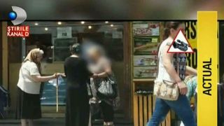 Mana intinsa spune o poveste? In timp ce unii batrani stau cat e ziua de lunga in speranta ca cineva le va cumpara florile sau verdeturile, altii fac bani frumosi din cersit