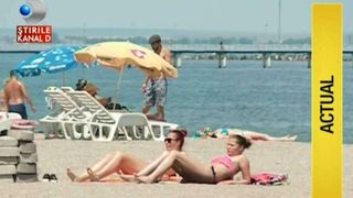 Cum s-au distrat turistii pe litoral in prima zi din iunie. Domnisoare s-au dezbracat repede de inhibitii si s-au bucurat de soarele arzator