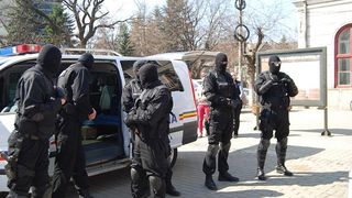Magistratii Tribunalului Timis au decis arestarea preventiva a 17 politisti de frontiera si contrabandisti, in dosarul Vama Moravita