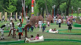 Accident de Ziua Copilului in Timisoara. Doua fetite au ajuns la spital dupa ce leaganul in care erau s-a rupt