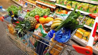 Cat mai costa un cos cu 20 de produse in supermarketurile noastre! Scaderea de TVA a fost "compensata" de retaileri cu scumpiri semnificative