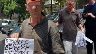 Atentie, imagini care va pot afecta emotional! Scene de groaza azi, in fata DNA! Un barbat si-a batut un cui in cap! Trecatorii au fost speriati!