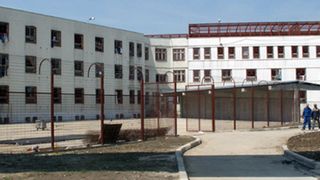 Asa arata custile plasate pe acoperisul penitenciarului, unde sunt scosi detinutii
