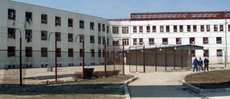 Asa arata custile plasate pe acoperisul penitenciarului, unde sunt scosi detinutii