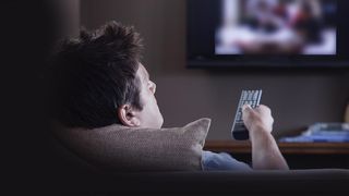 Un nou studiu arata ca romanii petrec aproape sapte ore pe zi in fata televizoarelor