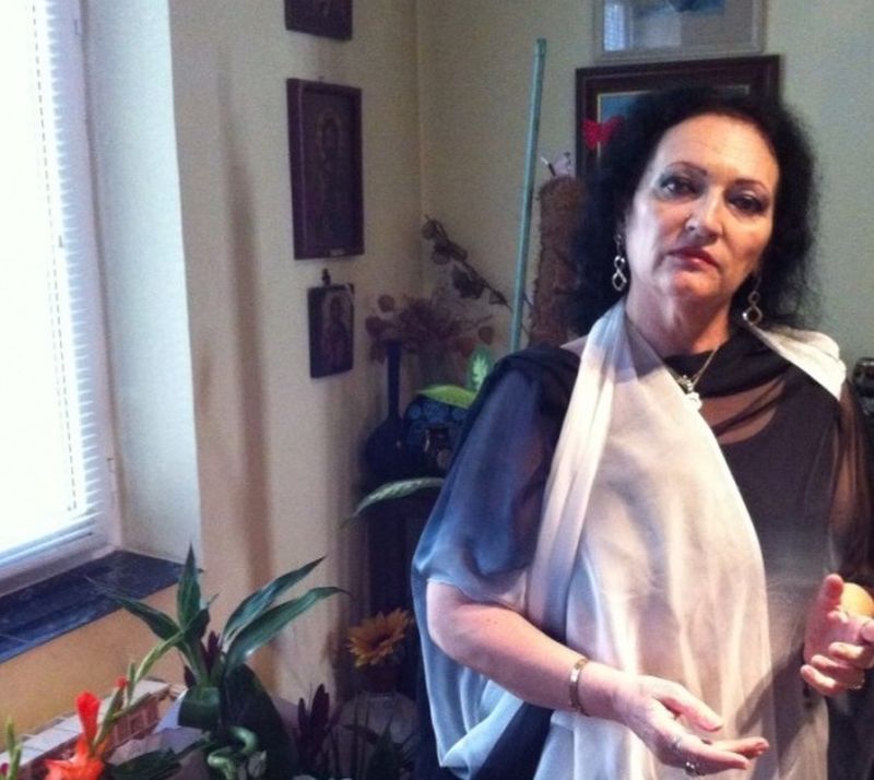 Monica Pop, intr-o fotografie realizata acasa la ea