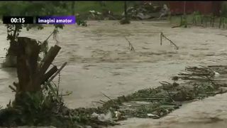 Cod rosu de inundatii: Doua persoane au fost luate de viituri si si-au pierdut viata