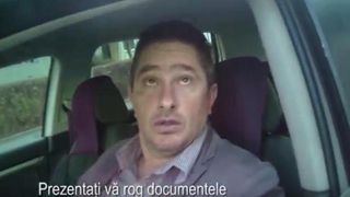 Scandal mai ceva ca la usa cortului pentru o amenda. Un ofiter din IPJ Sibiu l-a amenintat pe soferul de circulatie care l-a oprit: "Las' ca te f... sefu pe tine!"