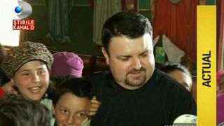 Copiii dintr-un catun saracacios si-au gasit sprijinul in preot. Parintele din Negreni are un singur vis: sa termine cele doua odai din curtea bisericii pentru ei