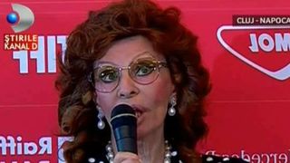 Sophia Loren uimeste cu frumusetea ei la cei 81 de ani. Diva a atras toate privirile la Cluj