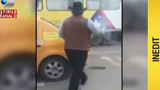 Cum vrea un taximetrist sa atraga clienti. Cu tamaie, chiar in mijlocul drumui