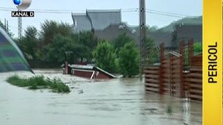 Ploile au facut prapad in Moldova. Doua persoane au pierit in puhoaiele de apa, iar altii au fost salvati in ultimul moment de vecini. Sute de oameni au fost evacuati