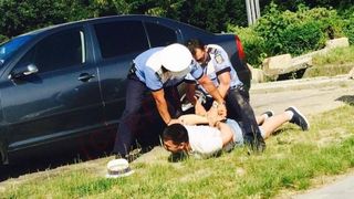 A fost prins stationand ilegal si tot el i-a luat la ocara pe politisti. Agentii nu s-au lasat si l-au incatusat pe taximetristul scandalagiu. Scena pare desprinsa din filme