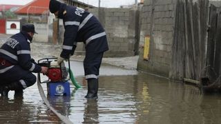 Codul rosu de inundatii a fost prelungit pana sambata dupa-amiza. Mai multe drumuri nationale au fost inchise din cauza apelor