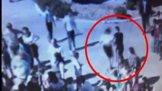 Doi profesori din Dambovita s-au luat la bataie in curtea scolii, sub privirile a zeci de copii si parinti. Intreaga scena a fost inregistrata