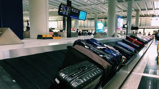 Lumea s-a frecat la ochi cand a vazut bagajul asta pe banda! Un pasager a pus un bat la bagajul de cala!