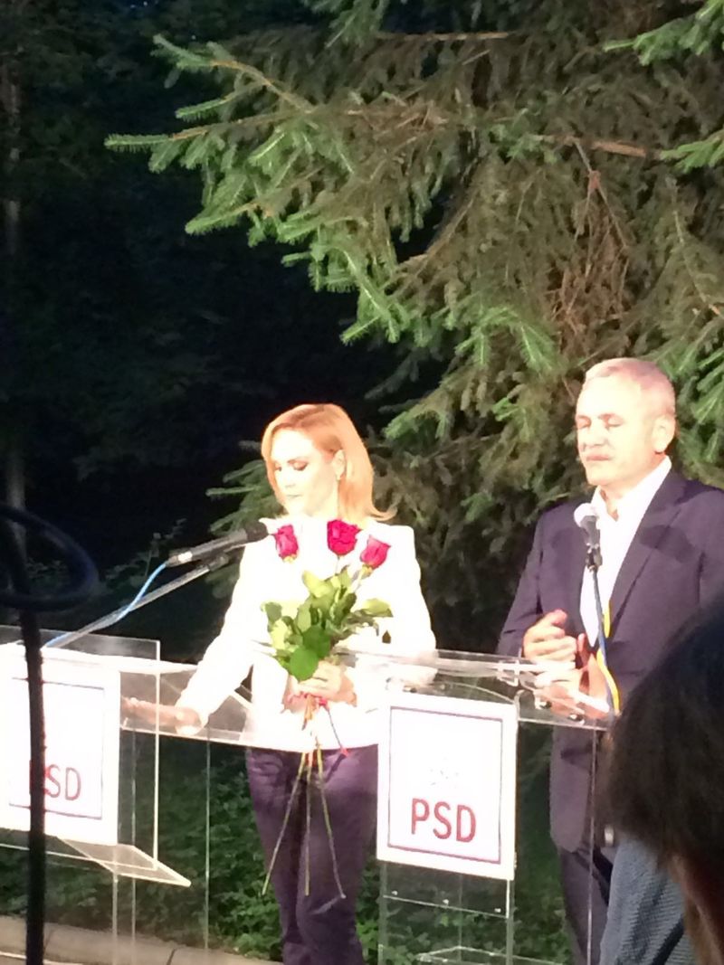 Gabriela Firea a primit trei trandafiri de la Liviu Dragnea