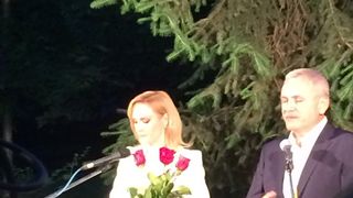 Gabriela Firea a primit trei trandafiri de la Liviu Dragnea