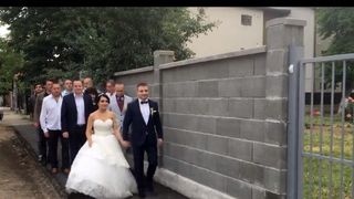 Cu alaiul de nunta la vot! Doi tineri din Arad au mers la vot direct dupa propria nunta!