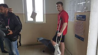 Un tanar din Arad a venit la vot in carje! Baiatul si-a rupt piciorul insa nu a putut sa stea acasa in ziua alegerilor