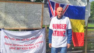 Romanul caruia Marea Britanie i-a luat cei doi copii a iesit din greva foamei. Protestul va continua sub forme mai putin periculoase