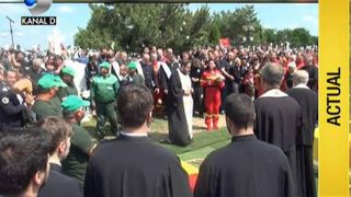 Cei patru salvatori SMURD au fost inmormantati in aceeasi zi. Din vazduh, s-au aruncat flori dintr-un elicopter