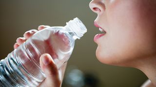 O turista din Amsterdam a murit dupa ce a baut prea multa apa! Medicii au descoperit droguri in organismul ei!