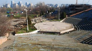 Amfiteatrul din Oraselul Copiilor a devenit un focar de infectie! Pe locul in care pe vremuri se tineau spectacole acum sunt numai gunoaie si sobolani