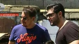 Victor Slav si Bursucu' au facut fericit un baietel de zece ani. S-au dus personal la casa umila in care locuieste si i-au darut premiile pe care le-a castigat la Roata Norocului