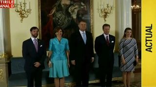 Klaus Iohannis si sotia, Carmen, plouati la Luxemburg. Prima doamna a fost nevoita sa stea in ploaie