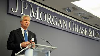 Bancile americane incearca sa tina pasul cu moda. J.P. Morgan le permite acum angajatilor sa poarte tinute business-casual in majoritatea timpului, nu numai vineri
