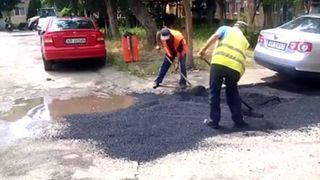 "Cu drag si spor". Cum se asfalteaza o groapa uriasa inainte de alegerile locale in Arad. Oamenii sunt indignati