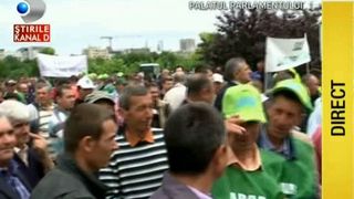 Mii de crescători de ovine şi bovine protestează &icirc;n Bucuresti: "Să ne dea subvenţiile că n-avem bani. Să nu işi ia banii pe păşuni şi pe dreptul nostru"