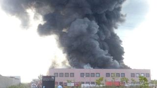 Cat de periculos este fumul toxic de la incendiul din Jilava? Focul mocnea inca si astazi, la pranz